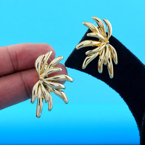 Gold Radiance Stud Earrings – The Ultimate Statement Spark