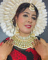 Model wearing traditional Kundan bridal jewelry set with choker necklace, jhumka earrings and maang tikka – imitation jewelry from Trenzify Store.