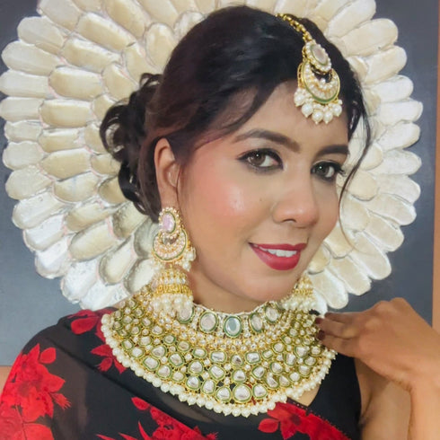 Model wearing traditional Kundan bridal jewelry set with choker necklace, jhumka earrings and maang tikka – imitation jewelry from Trenzify Store.