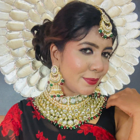 Model wearing traditional Kundan bridal jewelry set with choker necklace, jhumka earrings and maang tikka – imitation jewelry from Trenzify Store.