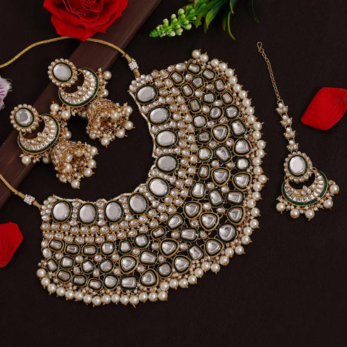Traditional Kundan bridal jewelry set with choker necklace, jhumka earrings and maang tikka – imitation jewelry from Trenzify Store.