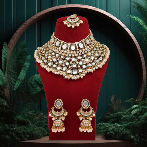Model wearing traditional Kundan bridal jewelry set with choker necklace, jhumka earrings and maang tikka – imitation jewelry from Trenzify Store.